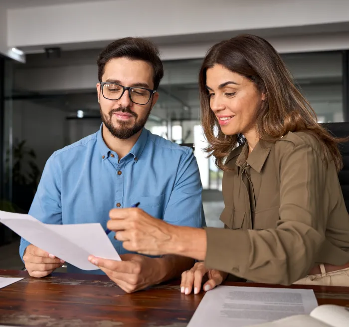 Foto de uma homem e uma mulher analisando um documento Foto de uma homem e uma mulher analisando um documento